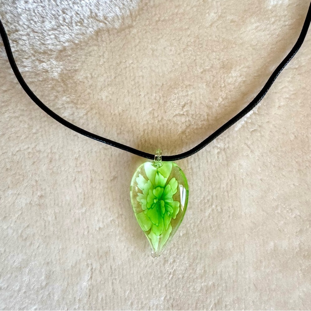 Vintage Green Leaf Glass Pendant Necklace - Picture 3 of 3